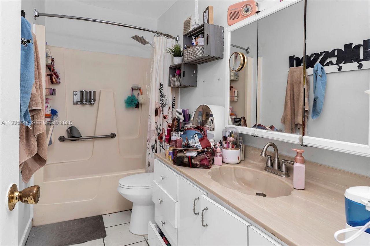 805 W 79th Pl, Hialeah, FL 33014 Photo