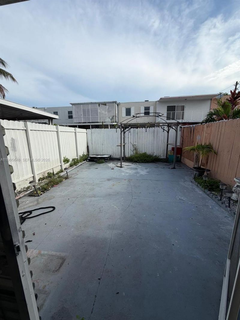 805 W 79th Pl, Hialeah, FL 33014 Photo