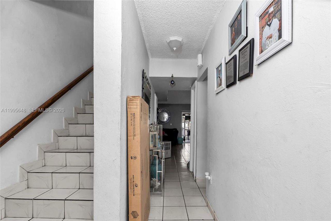 805 W 79th Pl, Hialeah, FL 33014 Photo