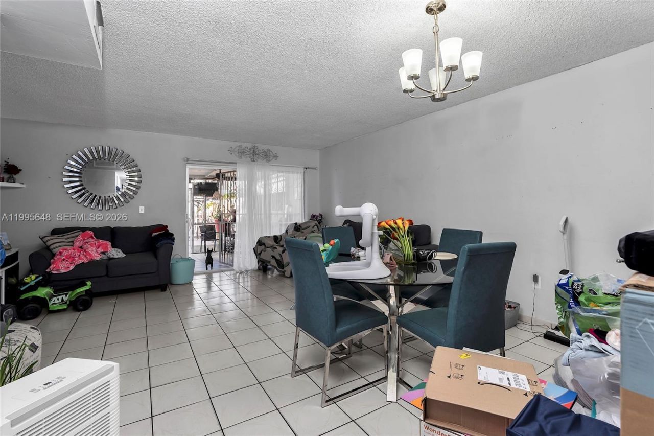 805 W 79th Pl, Hialeah, FL 33014 Photo