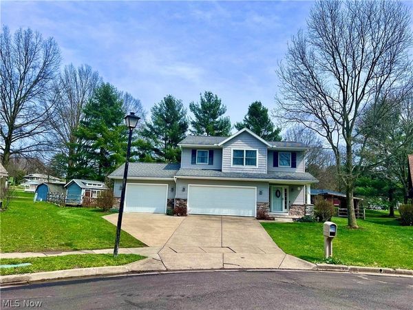 105 Poolview Circle , Dover, OH 44622