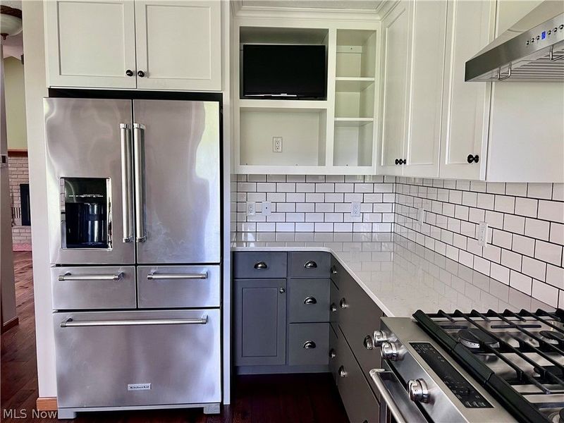 105 Poolview Circle, Dover, OH 44622 Photo 3