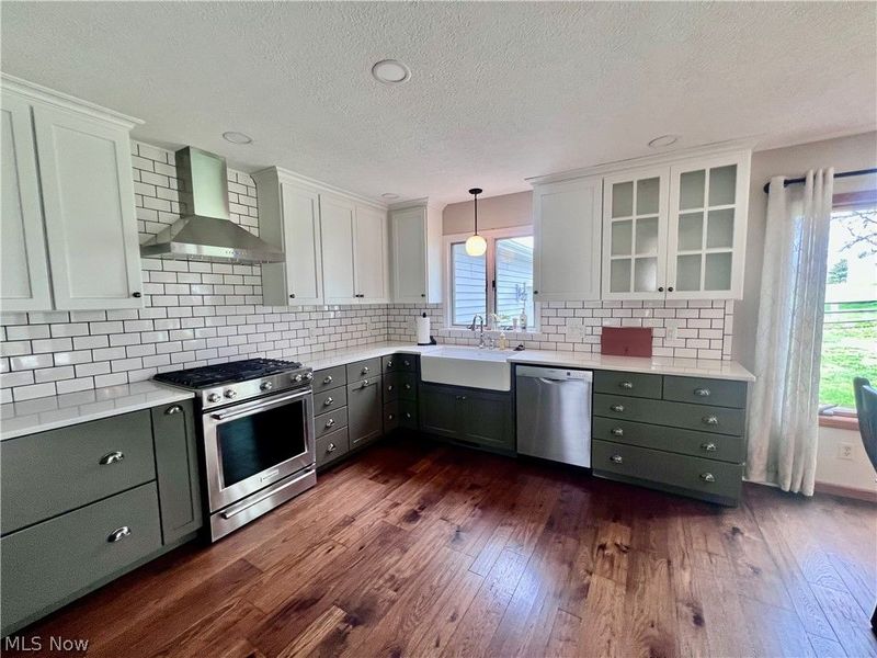 105 Poolview Circle, Dover, OH 44622 Photo 4