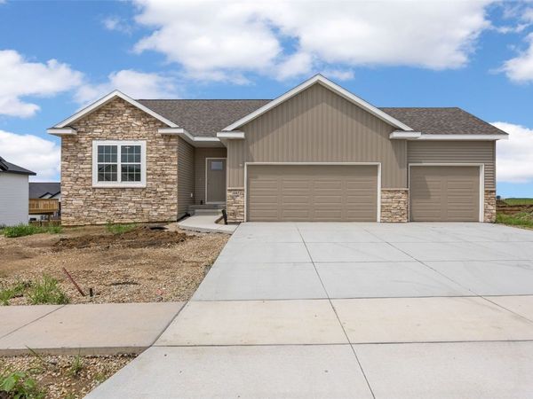 1443 Cardinal Drive, Fairfax, IA 52228