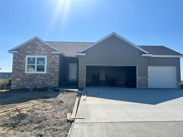1443 Cardinal Drive, Fairfax, IA 52228