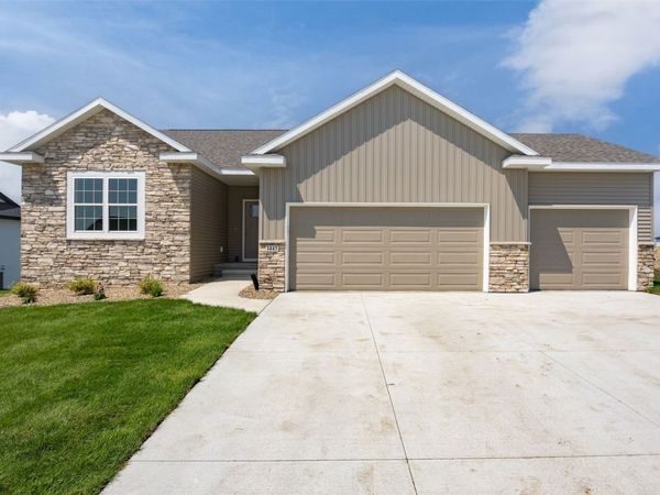 1443 Cardinal Drive, Fairfax, IA 52228