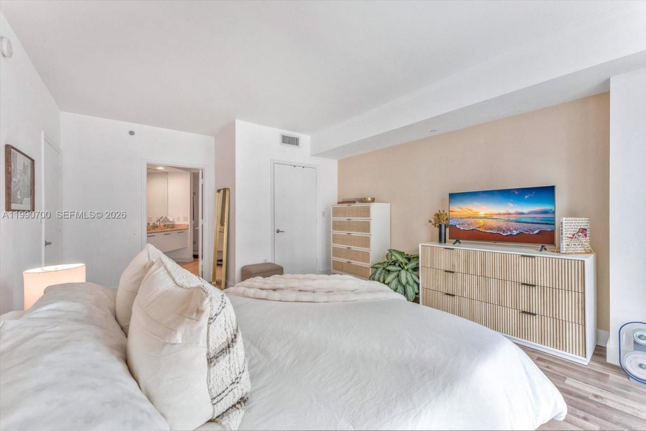 500 Brickell Ave, Unit 1810, Miami, FL 33131 Photo