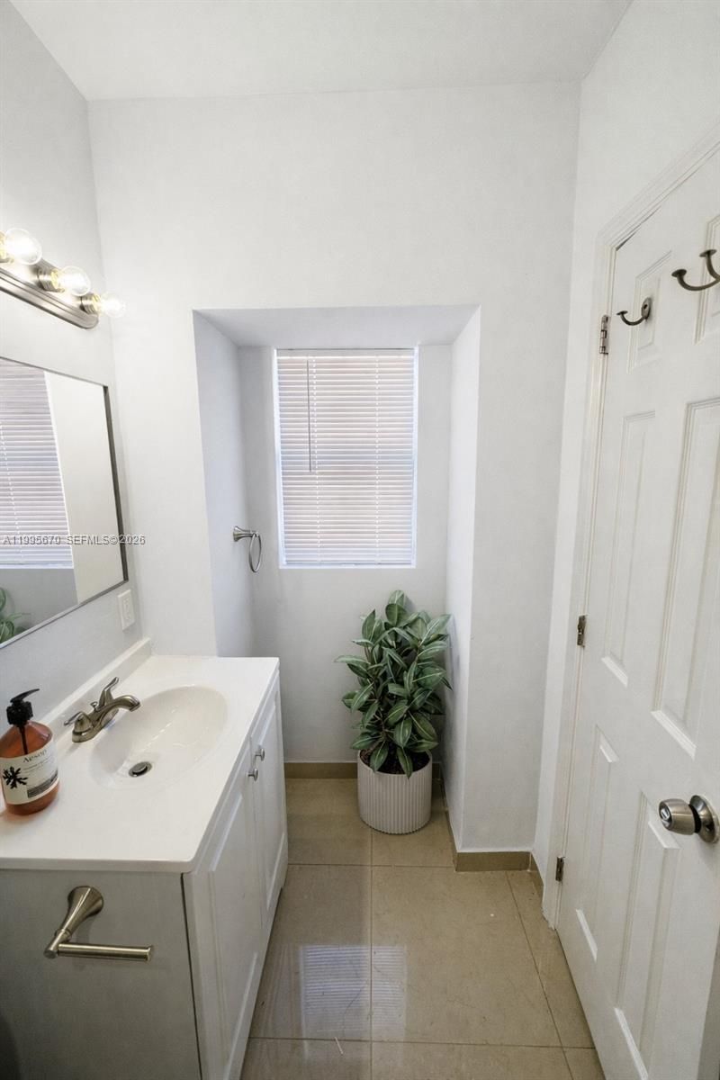 2155 NW 28th St, Miami, FL 33142 Photo