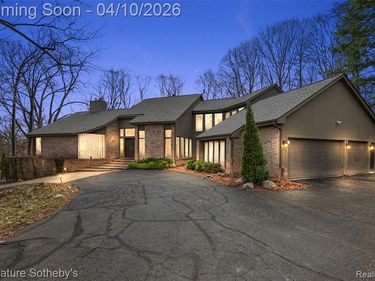4650 Lahser Road, Bloomfield Hills, MI 48302