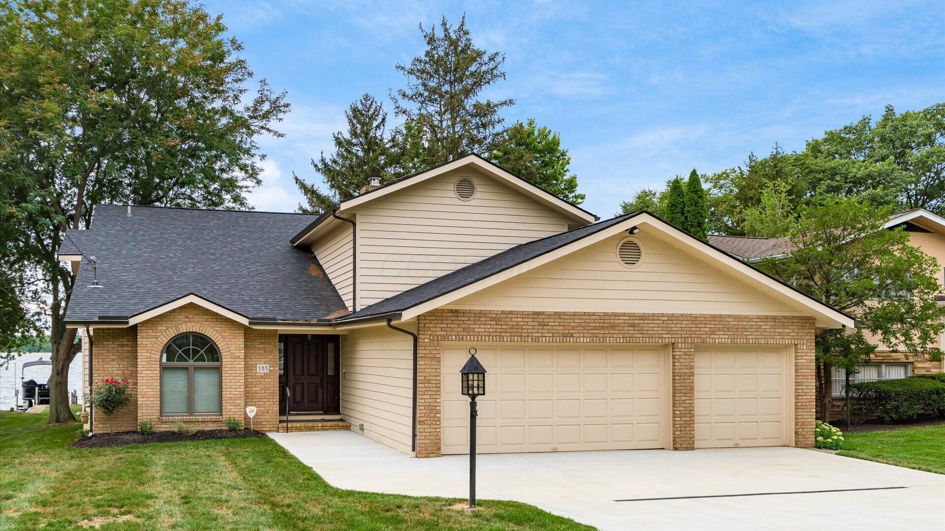 385 Lakeshore Drive W, Hebron, OH 43025 Main Photo