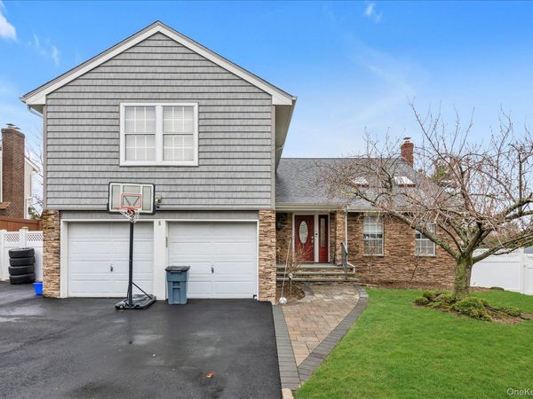 8 Branding Iron Lane , Glen Cove, NY 11542