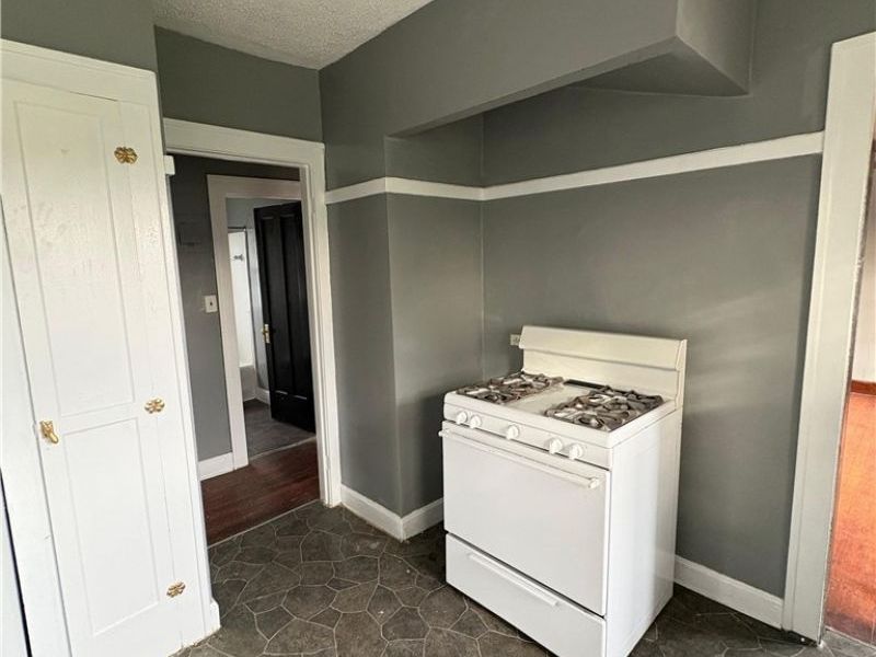 18001 Olympia Road , Cleveland, OH 44112 Photo 8