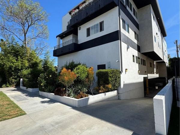 5432 Hermitage Ave, Unit 202, Valley Village, CA 91607