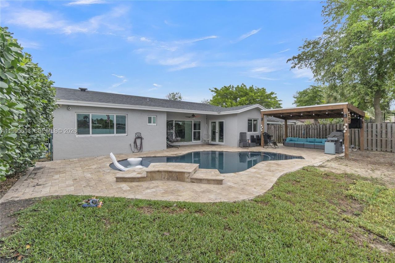 2426 NW 108th Ter , Sunrise, FL 33322 Photo