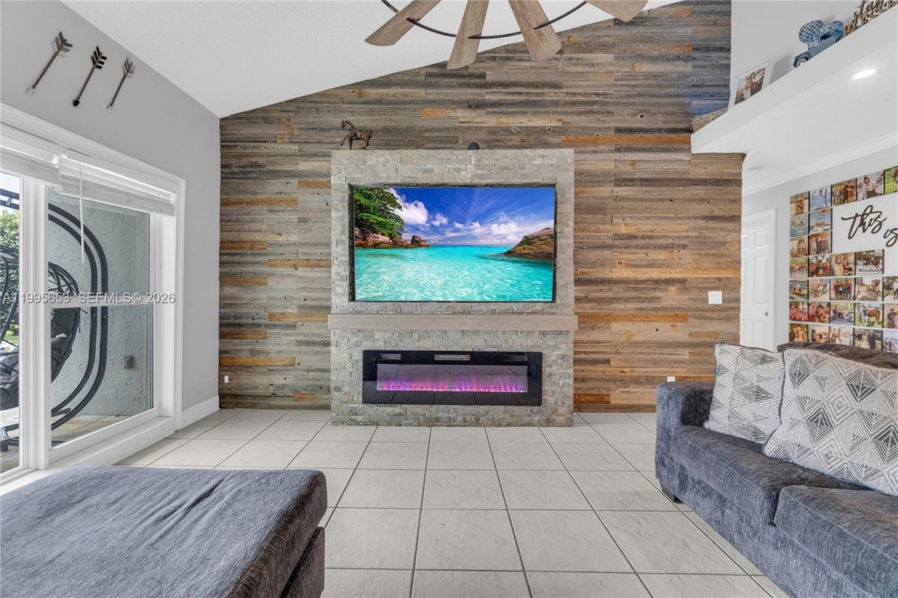 2426 NW 108th Ter , Sunrise, FL 33322 Photo