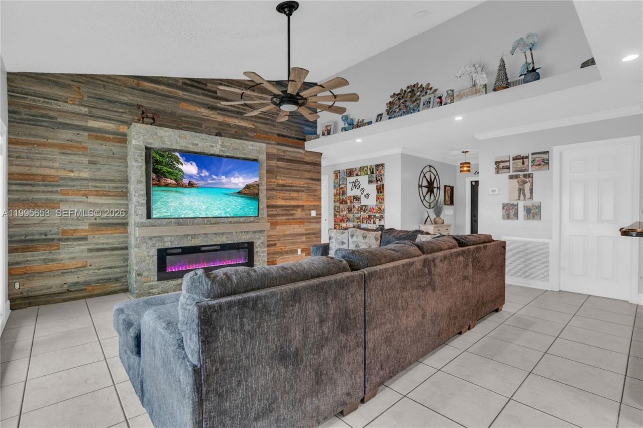 2426 NW 108th Ter , Sunrise, FL 33322 Photo