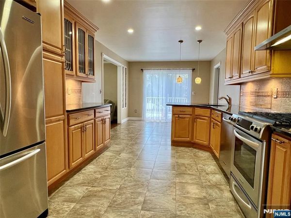 6 White Beeches Drive, DUMONT, NJ 07628