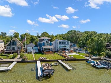 2022 Willow Beach Street, Keego Harbor, MI 48320