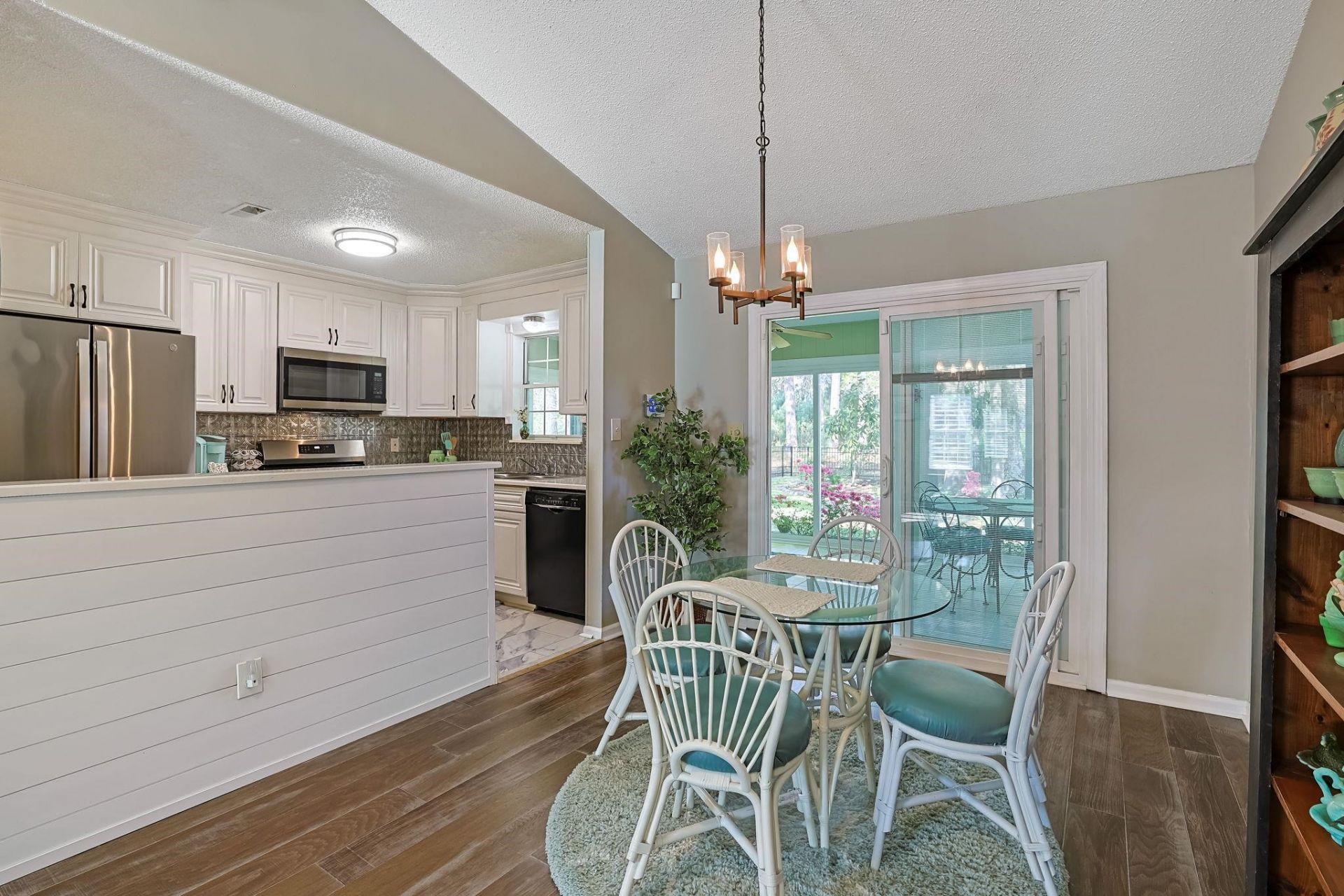 145 Woodlake Dr. Photo 6