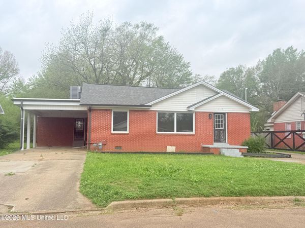 2135 Long Street, Grenada, MS 38901