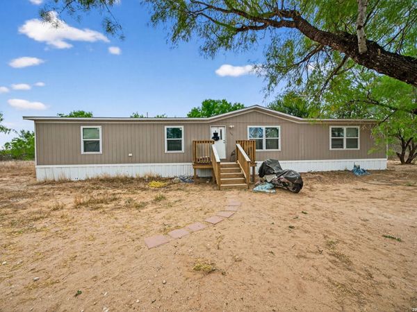 106 County Road 2672, Devine, TX 78016