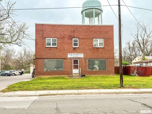 910 W SYCAMORE Street, Carbondale, IL 62901