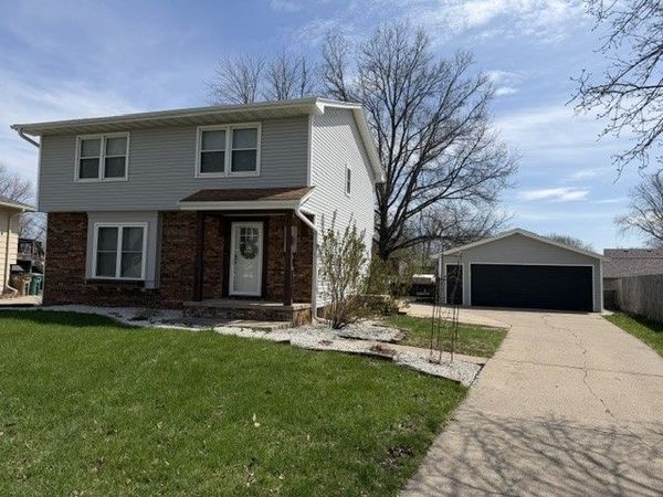 527 Village Court, Altoona, IA 50009