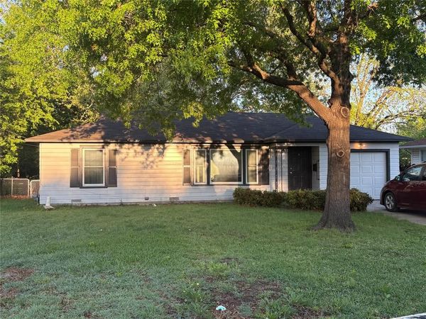 1109 N Howeth Street , Gainesville, TX 76240