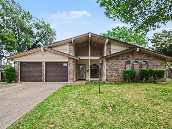 1629 Brent Court , Grand Prairie, TX 75051