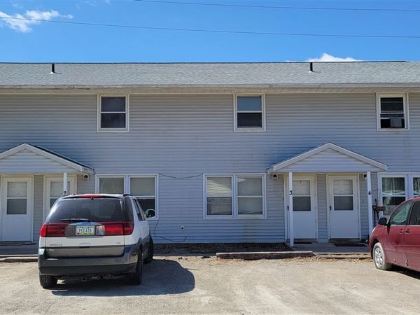 695 W Pine St, Marengo, IA 52301