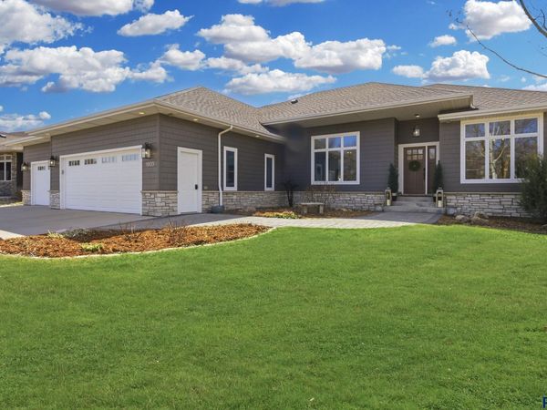 1805 S Copper Crest Cir, Sioux Falls, SD 57110