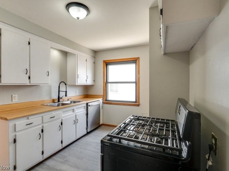 8514 Deerfield Drive, Parma, OH 44129 Photo 11