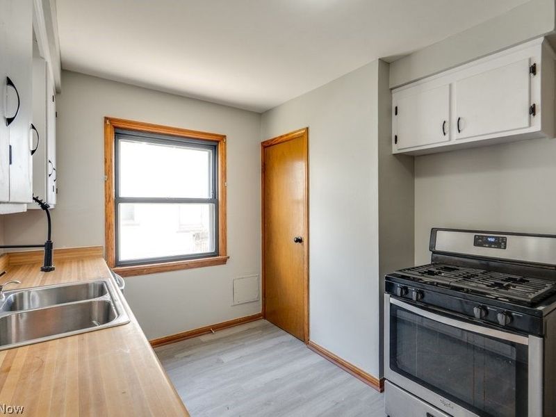 8514 Deerfield Drive, Parma, OH 44129 Photo 12