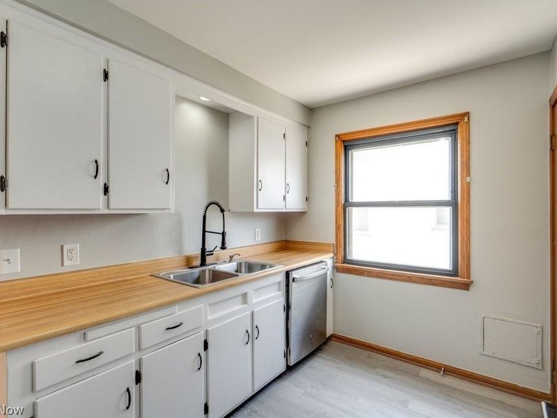 8514 Deerfield Drive, Parma, OH 44129 Photo 21