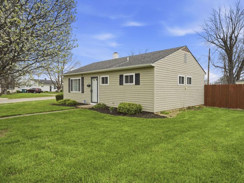 437 Madison Drive N, West Jefferson, OH 43162 Photo 2