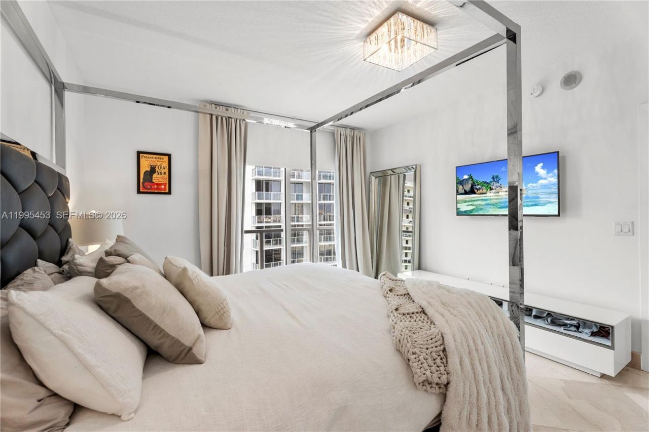 1060 Brickell Ave , Unit 2117, Miami, FL 33131 Photo