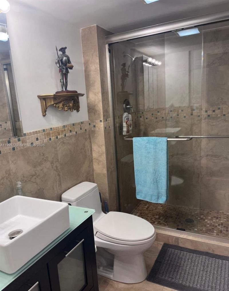 100 Bayview Dr, Unit 725, Sunny Isles Beach, FL 33160 Photo