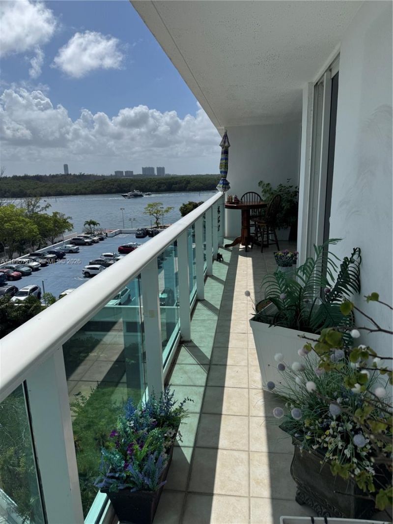 100 Bayview Dr, Unit 725, Sunny Isles Beach, FL 33160 Photo