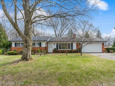 3161 Woodcrest Road, Rochester Hills, MI 48309