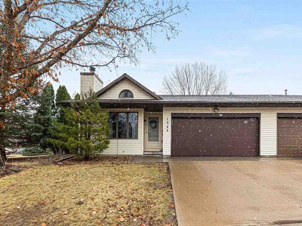 1943 Plaen View Dr, Iowa City, IA 52246