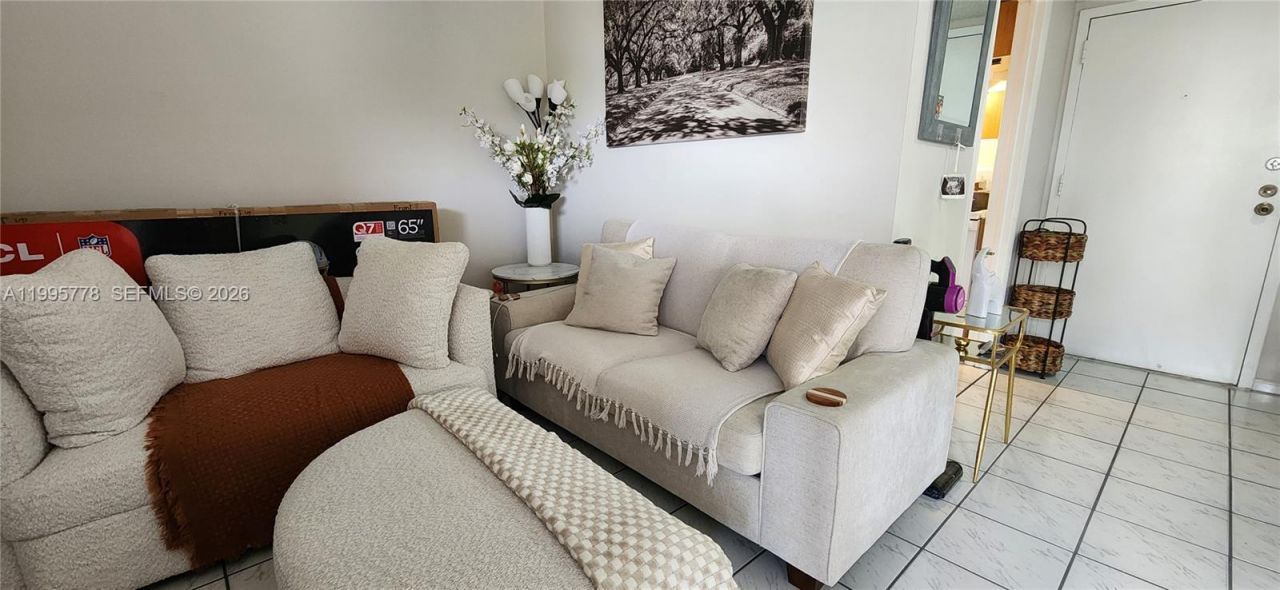 5050 NW 7th St, Unit 210, Miami, FL 33126 Photo