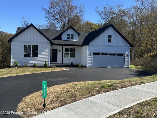 708 Pin Oak Place, Moscow, PA 18444