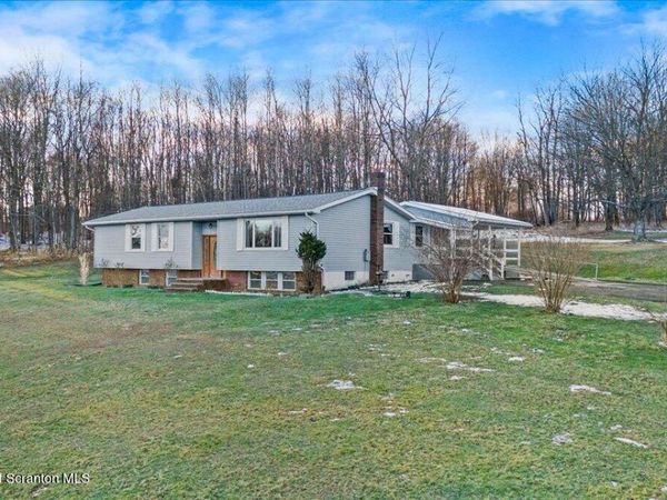 133 Shust Road, Greenfield Twp, PA 18407
