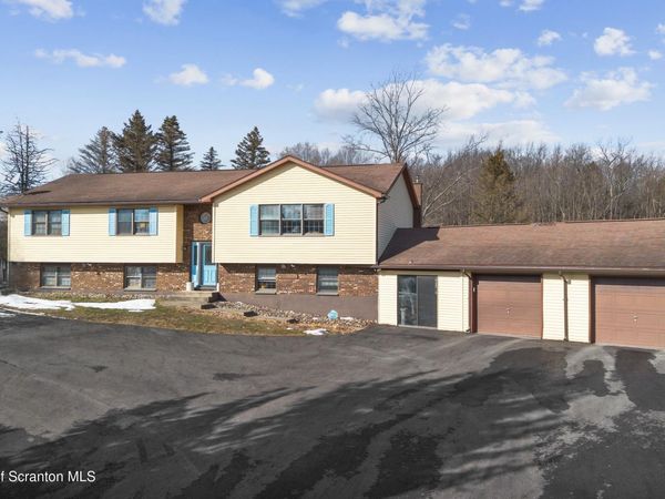 305 Arnolds Road, Jermyn, PA 18433
