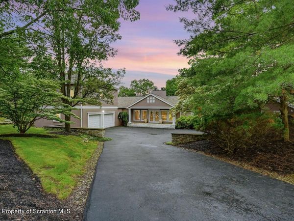 119 Glenmaura Drive, Moosic, PA 18507