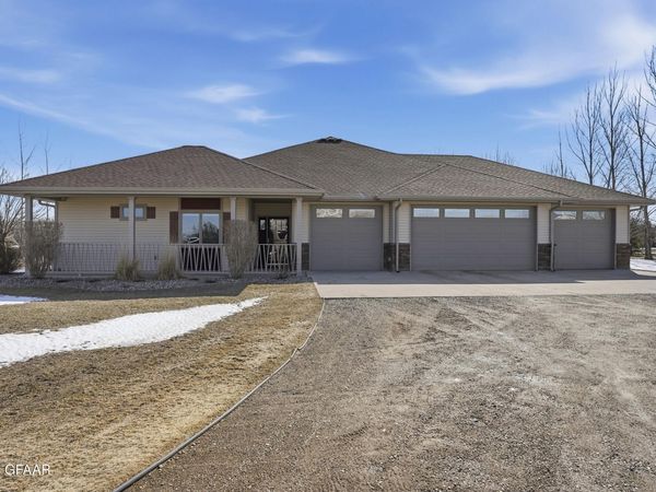 6201 DRIFTWOOD Drive, Grand Forks, ND 58201