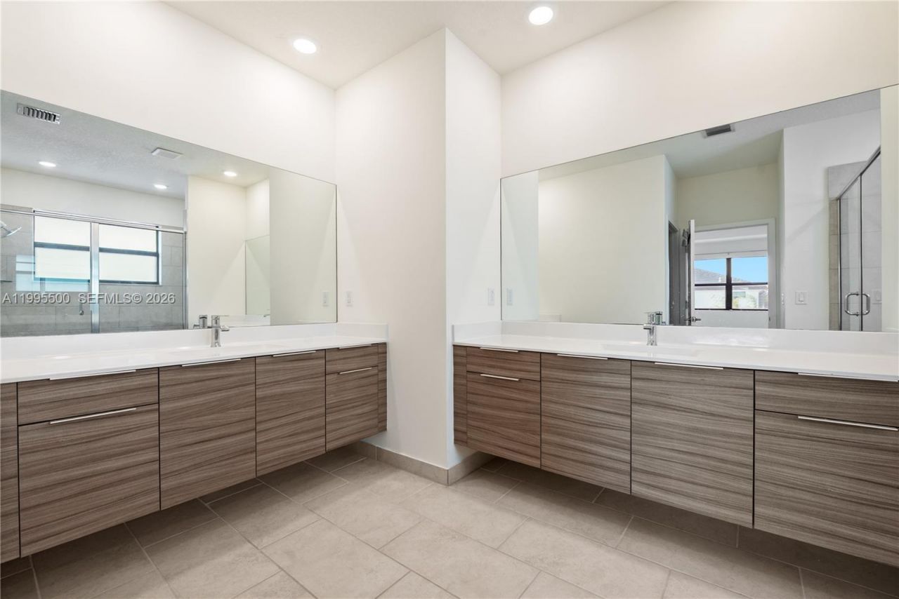 8836 NW 161st Ter , Miami Lakes, FL 33018 Photo