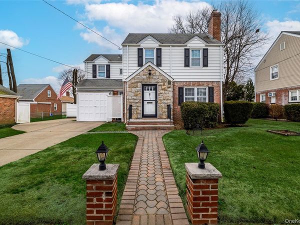 135 Chestnut Street , Lynbrook, NY 11563