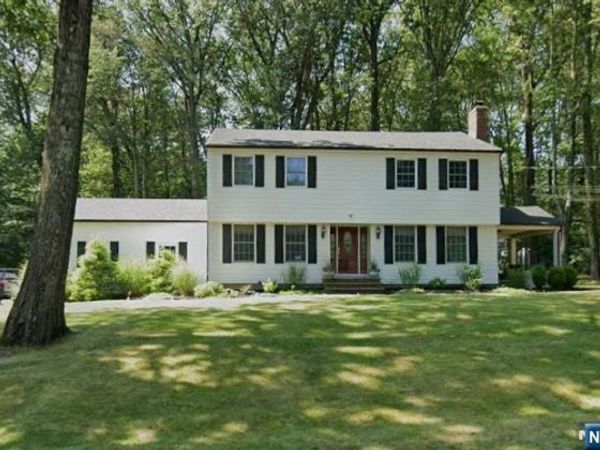 61 Heatherhill Lane, WOODCLIFF LAKE, NJ 07677