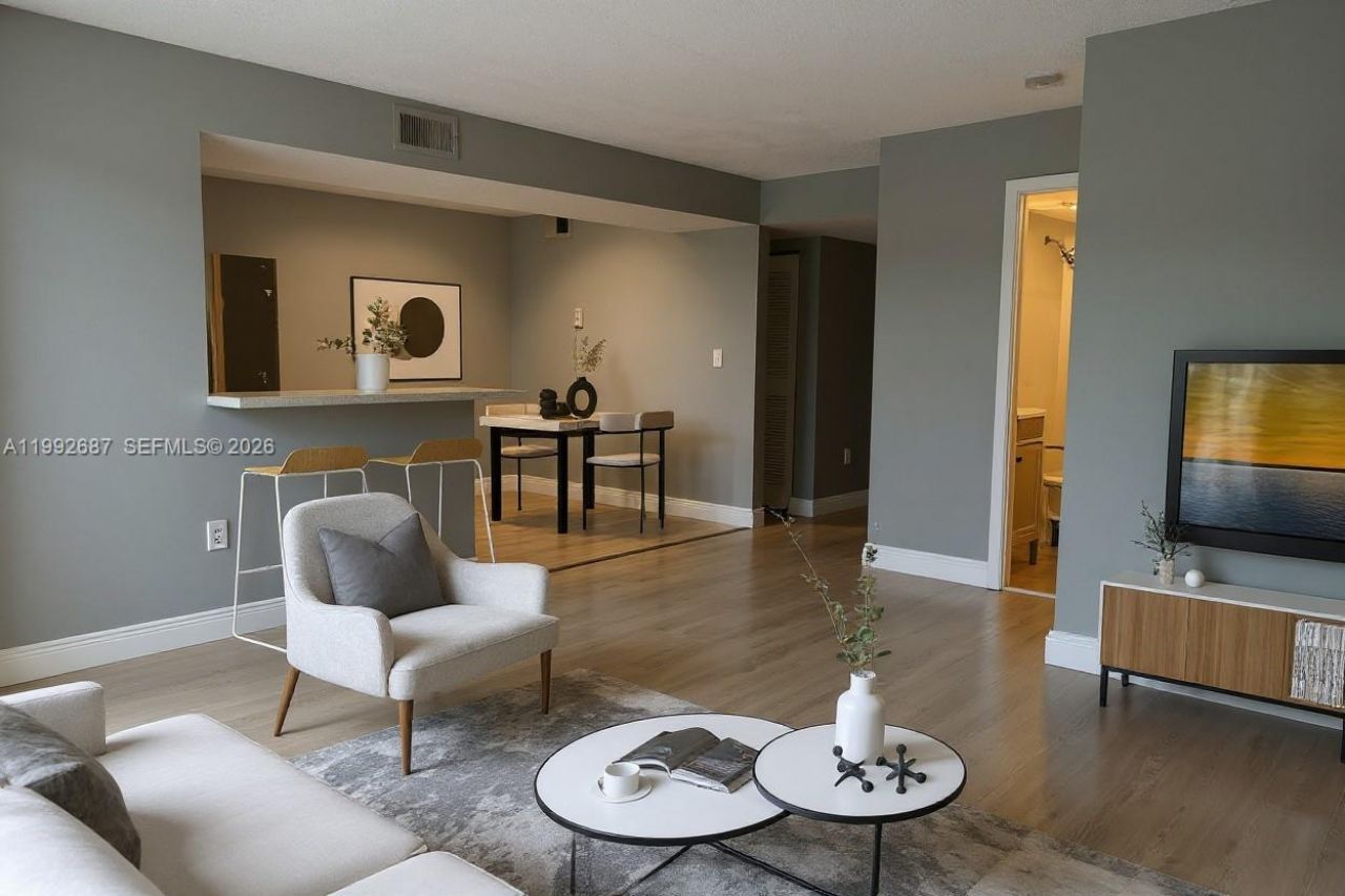 350 W Palm Cir W, Unit 201, Pembroke Pines, FL 33025 Photo